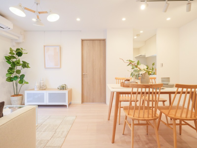 約13帖のLDKは木の温もりと上質感を味わえるお部屋です。採用した素材を引き立てつつ、統一感を感じるこだわりのリノベーションを施しました。