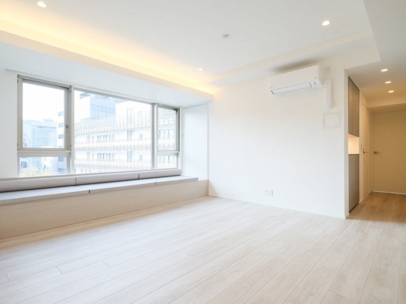 リビングには開放感と奥行きを生みだす折上げ天井を採用しています。間接照明を取り入れることで、高級感のあるスタイリッシュな印象へと演出。上質で安らげる住まいへと仕上げました。