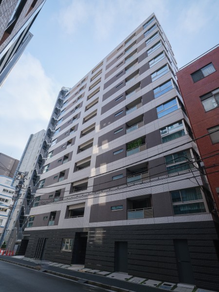 『小伝馬町』駅徒歩1分、『新日本橋』駅徒歩6分の立地にあるマンションです。通勤や通学に便利で、商業施設が多い日本橋のエリアが近いため、休日のおでかけも充実しそうです。