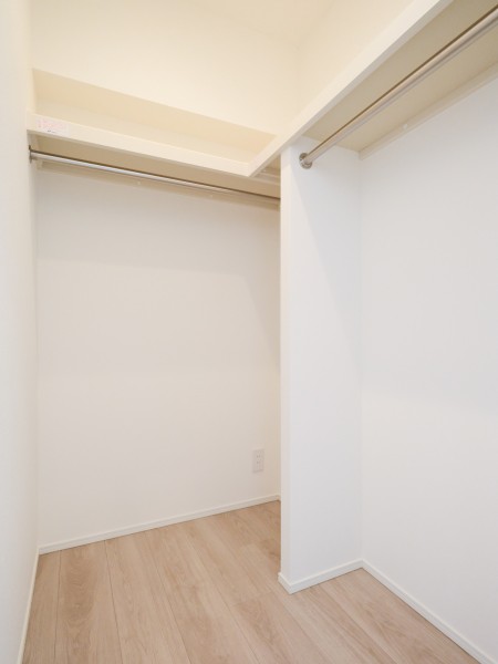 洋室1には大容量のウォークインクローゼットがあるので、荷物や衣類をたっぷり収納いただけます。