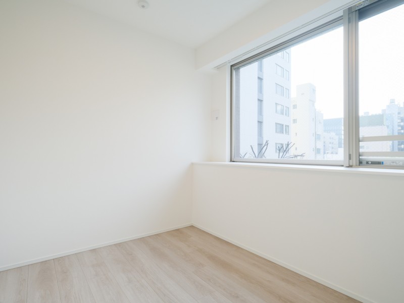 洋室3の写真です。温もりを感じるフローリングやホワイトで統一された壁紙が、やわらかい雰囲気を演出します。素朴さと、どんなインテリアも受け止める柔軟性が魅力です。