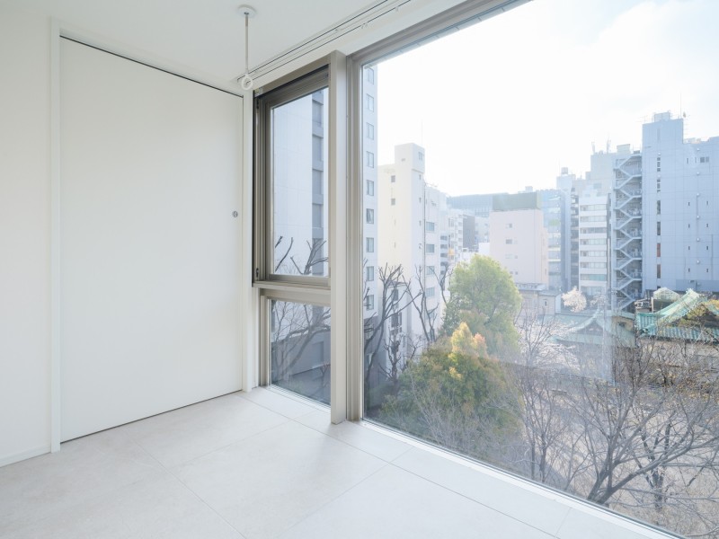 インナーバルコニーがあり、十思公園ビューをお楽しみいただけます。日々の暮らしの中に自然を感じられる眺めが広がります。