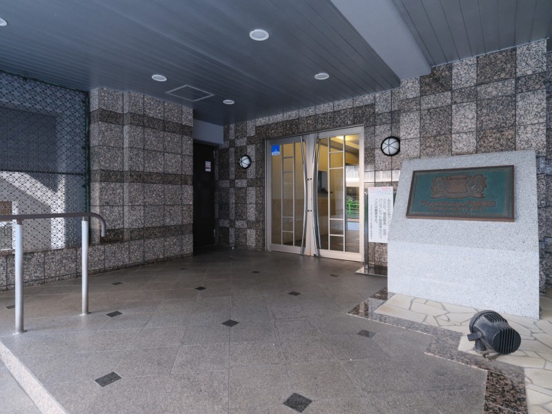 堂々たる趣の中に自然の潤いも感じる外観は、住まう方が描くライフステージを実現させます。時代に左右されず、将来にわたって価値が継続する「上質」な佇まいです。