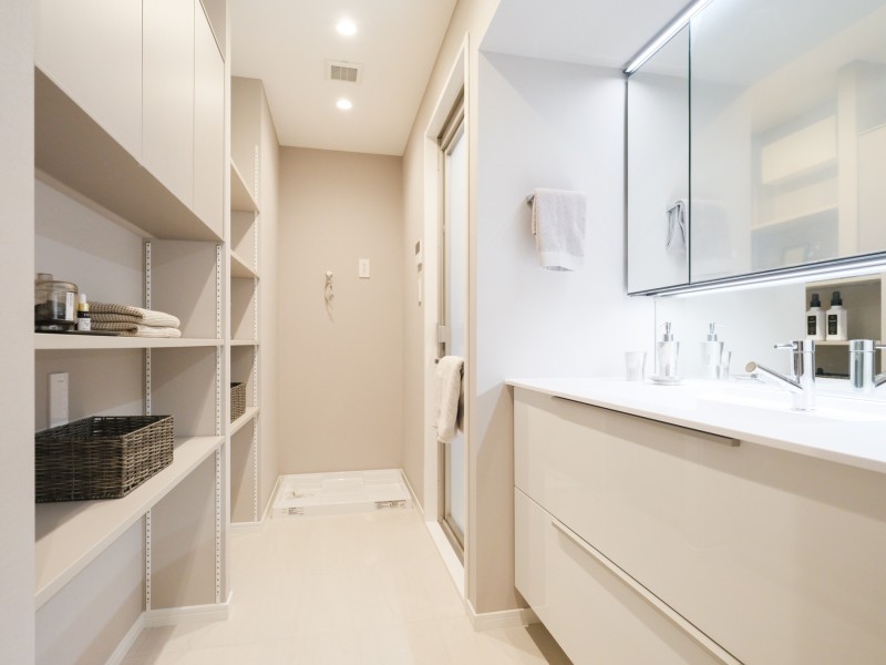 身支度の時間をも快適に彩る、美しく空間に溶け込む洗面化粧台です。収納棚や三面鏡裏など収納スペースがたっぷりあります。