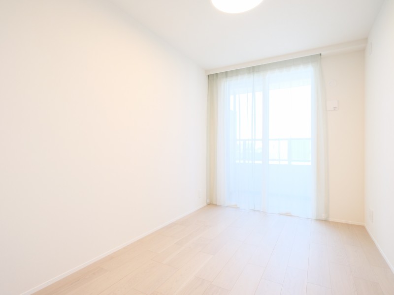 廊下からアクセスする独立した洋室2です。プライベート性が高く、すぎゆく時間をのびやかに、穏やかに過ごせるお部屋です。