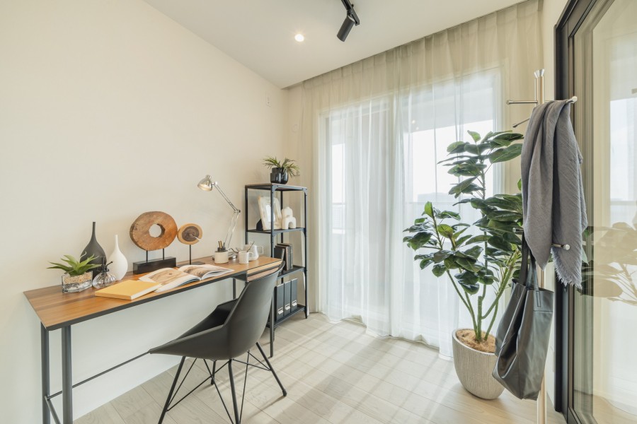 リビング横に位置する洋室3です。テレワークや読書をしたい時も快適にご活用いただけそうです。