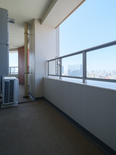 34階部分、角部屋ならではのL字型バルコニーでゆとりあるスペースを満喫できます。室内と外が緩やかに繋がり、豊かな採光と風の通り道を創り出します。