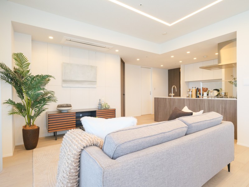 アクセントタイルやライン照明、天カセエアコンやピクチャーレールなど、細部にまでこだわった内装を施しました。リビングには床暖房も新規設置済みです。