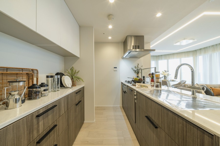 開放的なオープンキッチンです。インテリアの一部にもなりそうなデザインのシステムキッチンとカップボードを新規交換しました。