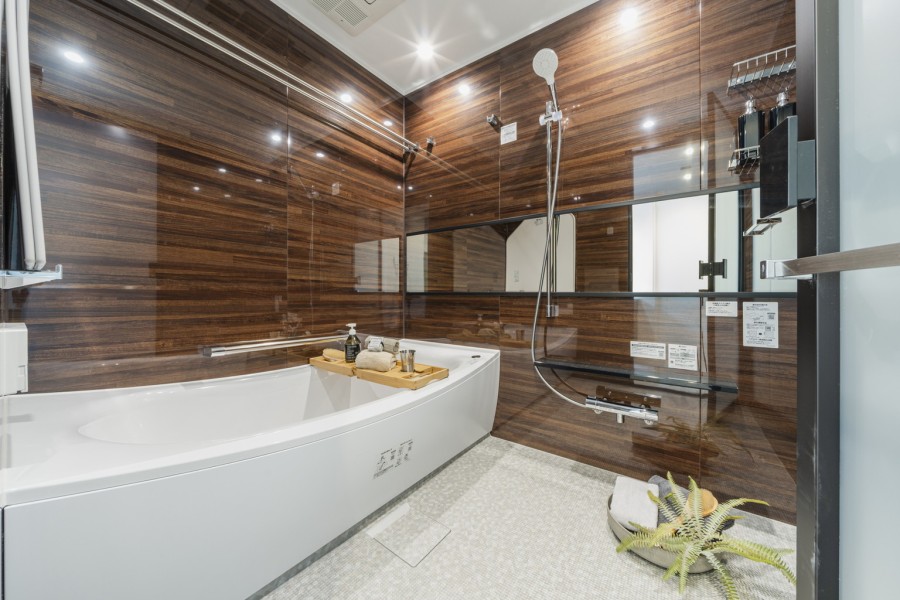 ゆったりとした1620サイズのバスルームが1日の疲れをしっかり癒してくれます。光沢のある木目調パネルが高級感を漂わせるバスルームです。