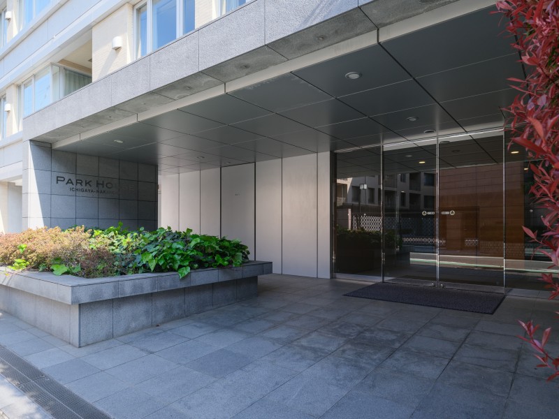 植栽の緑が心地の良さを演出するエントランスです。植栽は綺麗に整られ、毎日気持ちよく出入りできそうです。