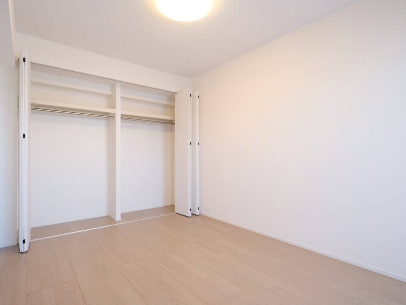 洋室1には間口の広いクローゼットがあるので、お手持ちの衣服などをたっぷり収納し、居室部分は広くお使いいただけます。