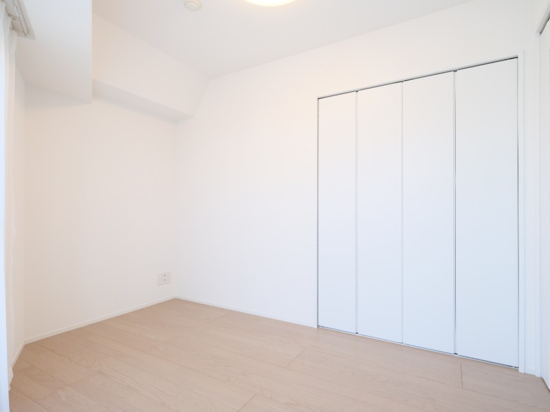 洋室2は、温もりを感じるフローリングやホワイトで統一された壁紙がやわらかい雰囲気を演出しています。