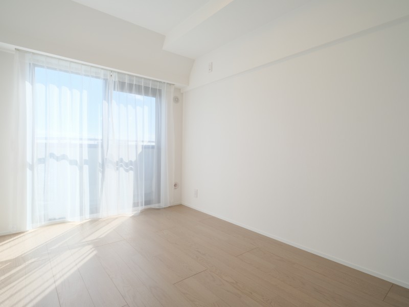 洋室3はテラスに接続する開放空間です。明るく、ワークスペースとしても快適に活用いただけます。