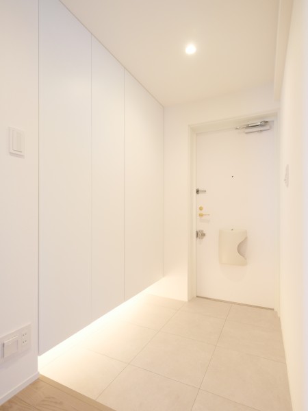 玄関には頼もしい収納力をもつシューズボックスが備わっているため、足元のスペースをすっきり綺麗に保てます。