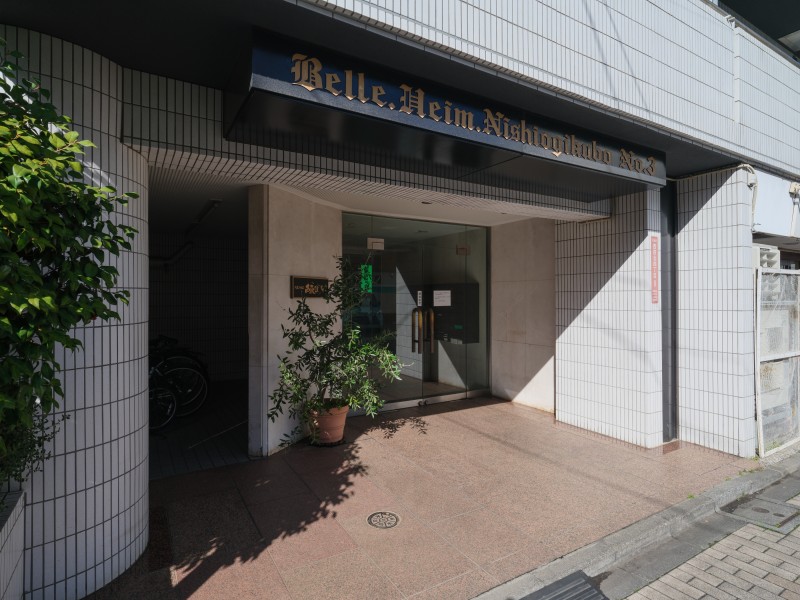 日勤の管理人さんによって整えられたエントランス前です。清掃が行き届いた様子から管理体制の良さが伺えます。