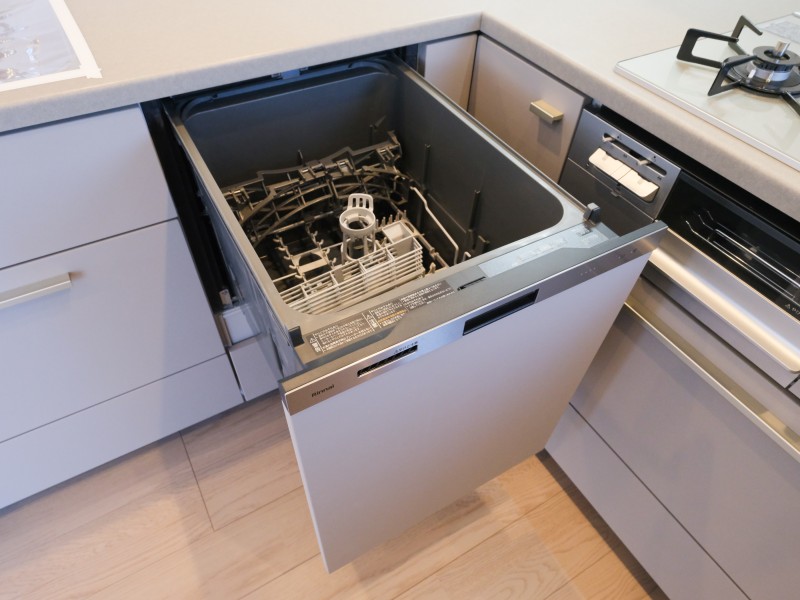 ◆食器洗浄機◆家事の時間を短縮できる優れもの。さらに節水・節約を同時に行うことができるので、人気があり重宝します。