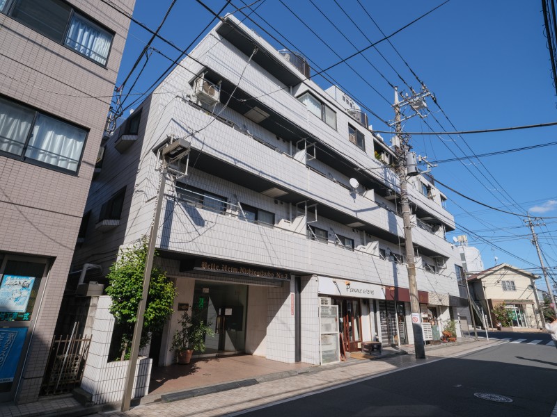 JR中央線『西荻窪』駅徒歩8分の立地に佇むマンションです。西荻一番街商店街が徒歩圏にあり、生活利便性の良い住環境です。