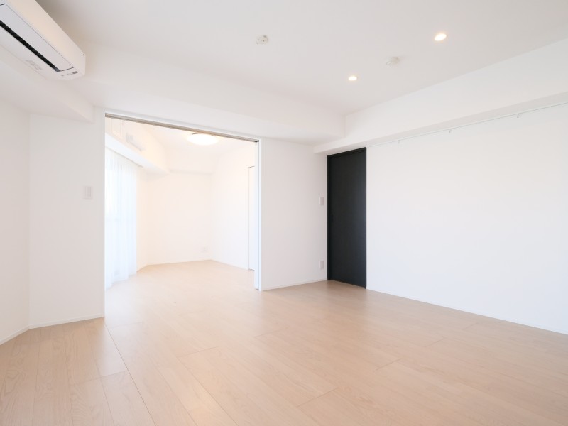 多彩な個性が交差する、ボーダレスな魅力にあふれた街に調和したスタイリッシュな内装です。