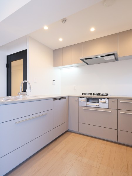 開放的なオープンキッチンは、住まいと暮らしにフィットするデザイン性と機能性を兼ね備えています。吊戸棚と足元に収納棚があり、食器や調味料など様々なものを収納することができます。