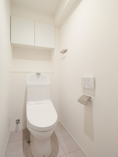 毎日使う場所だからこそ、清潔感と使いやすさを考慮したレストルームです。優れた節水効果や汚れが付きにくい便座など、ほしかった機能が揃ったウォシュレット一体型トイレです。
