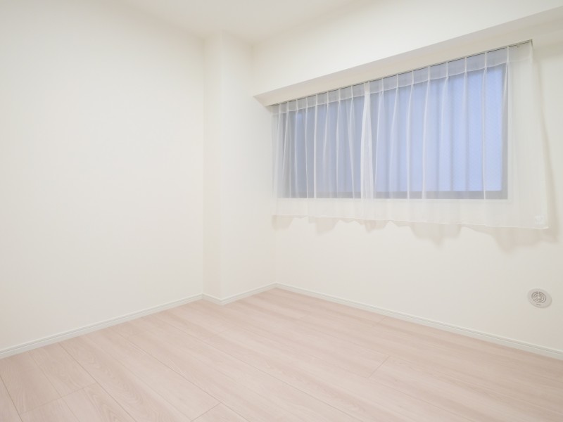 サービスルームはクローゼットがあるので、収納スペースとしても活躍しそうなユーティリティな空間です。