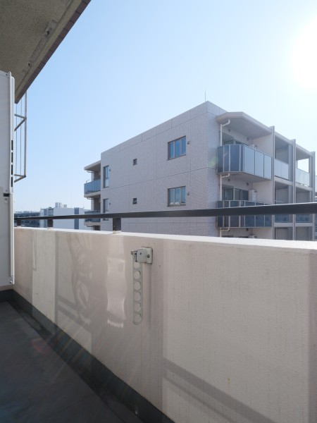 リビングダイニングに隣接したバルコニーです。安らぎを感じる光と心地よい風を感じ、日々をアップデートできそうです。