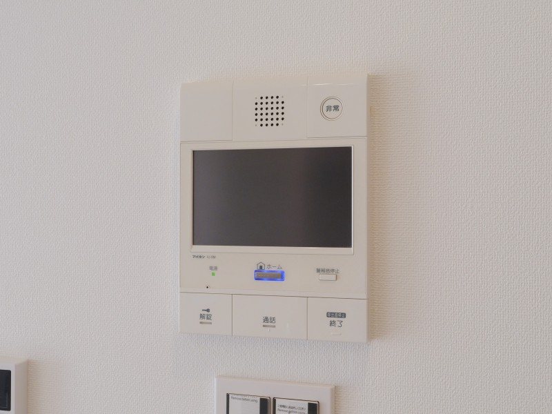 ◆TVモニター付インターホン◆訪ねてきた相手をモニター越しに確認でき、防犯対策に役立ちます。インターホン越しに話をすることが可能です。