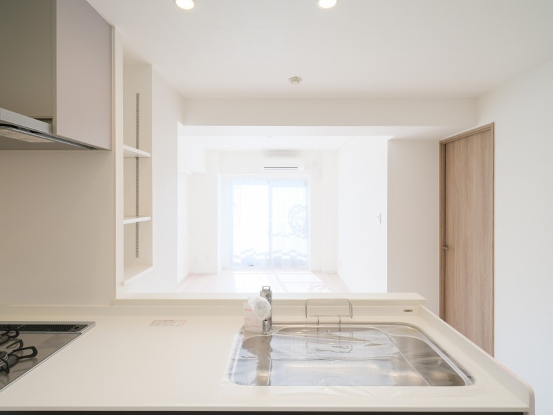 リビングにいるご家族とおしゃべりしながら家事ができる人気のオープンキッチンです。コンロ前は壁になっているので、油ハネ等の心配もありません。