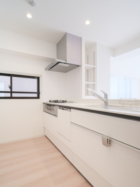 開放的なオープンキッチンは、住まいと暮らしにフィットするデザイン性と機能性を兼ね備えています。キッチン横には換気にも便利な小窓があるので、快適にお料理ができそうな空間です。