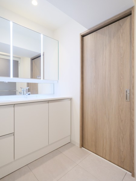 白を基調とした清潔感溢れるデザインの洗面化粧台です。こまごまとした物が多くなりがちな洗面室には三面鏡裏、足元のキャビネットなど収納スペースがたっぷりです。