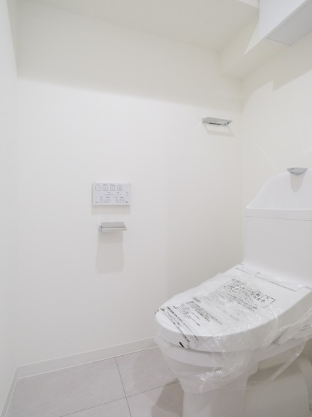 毎日使う場所だからこそ、清潔感と使いやすさを考慮したレストルームです。ウォシュレット一体型のトイレは、お掃除の手助けをしてくれる便利機能が搭載されています。