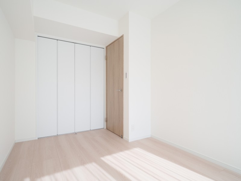 リビングに隣接していながらプライベート性の高い時間を過ごせる洋室です。温もりを感じるフローリングやホワイトで統一された壁紙がやわらかい雰囲気を演出しています。