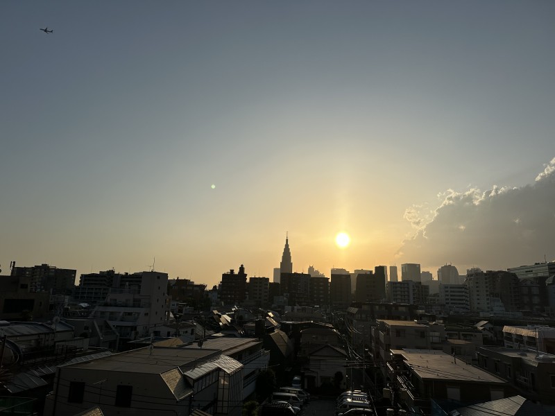 夕景の様子です。高層ビル群が影となり、沈みゆく太陽が空を染め上げます。街の喧騒と静寂が交差し、一日を締めくくる黄昏の瞬間を堪能できます。