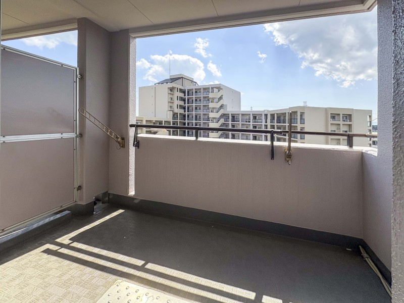 暮らしの中で大切な光と風を演出してくれる居心地の良い空間です。リビングやDENからも出入りが可能なため、洗濯物を取り込むなどの家事がスムーズにおこなえます。