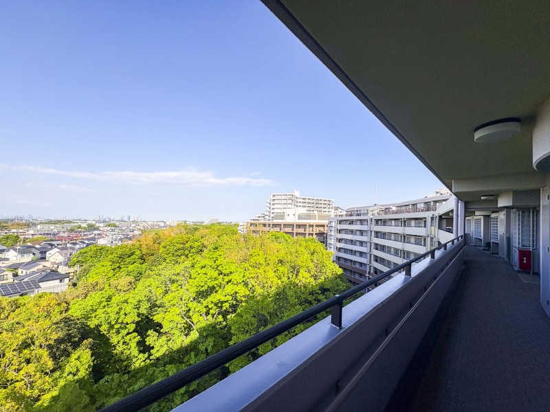 共用廊下からは、抜けるような青空と眼下に広がる豊かな緑を望めます。毎日の帰宅時に開放感を感じられる眺めが、日々の生活に彩りを与えてくれます。