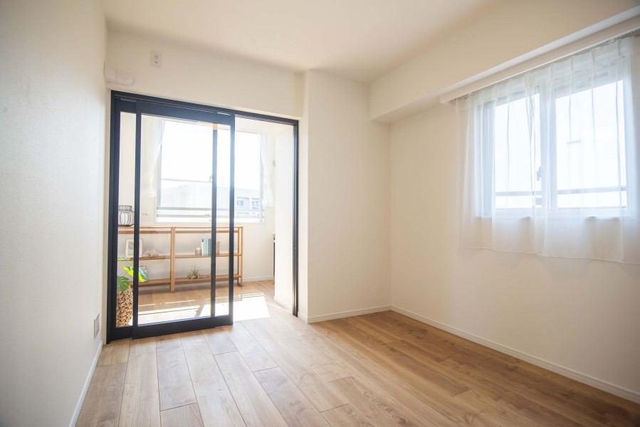 洋室2の奥には約3.7帖のDEN(サービスルーム)があります。あたたかな陽光が注がれる安らぎの空間は、バルコニーにも接続できる居心地の良いスペースです。