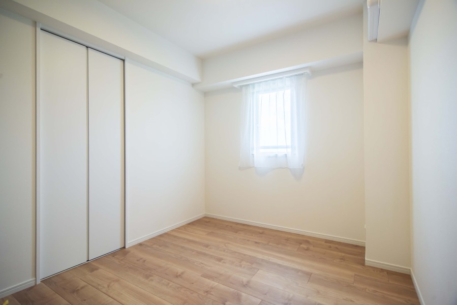 洋室4は、温もりを感じるフローリングやホワイトで統一された壁紙がやわらかい雰囲気を演出しています。