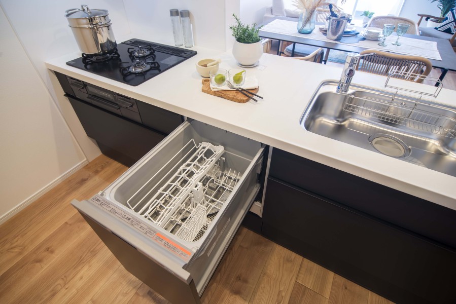 ◆食器洗浄機◆家事の時間を短縮できる優れもの。さらに節水・節約を同時に行うことができるので、人気があり重宝します。