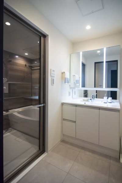 身支度の時間をも快適に彩る、美しく空間に溶け込む洗面化粧台です。ミドルミラー付きのため、背の低いお子様も鏡を見ながら歯磨き等の動作が可能です。