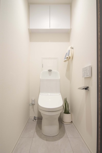 優れた節水効果や汚れが付きにくい便座など、ほしかった機能が揃ったウォシュレット一体型トイレです。上部には収納に便利な吊戸棚を備え付けました。