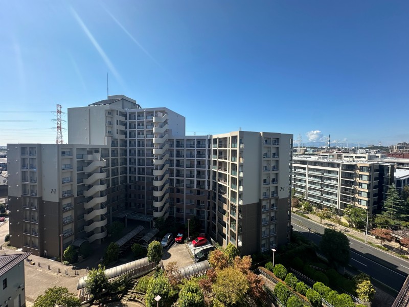 青々とした開放的な空と心躍る緑が、互いの魅力を引き立て合いよりいっそうゆとりを宿します。リフレッシュスペースにぴったりです。