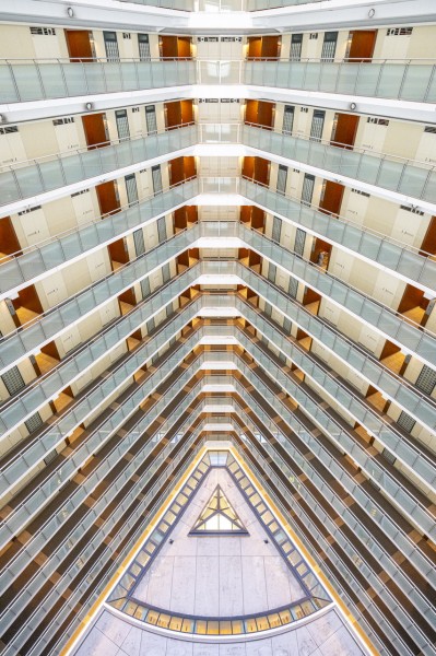 エレベーターを降りてお部屋へと続く廊下は、ホテルライクな内廊下設計です。外気の影響を受けにくく、プライバシーも守られやすいです。