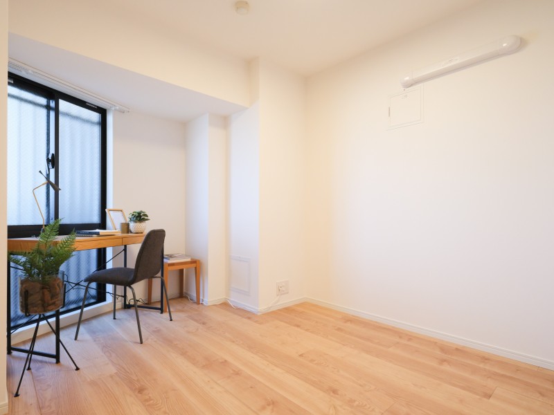 洋室2は廊下からアクセスする独立したプライべート空間です。柔らかな光が長時間続く北向きのお部屋は、勉強や読書など落ち着いて作業したいときのワークスペースにぴったりです。