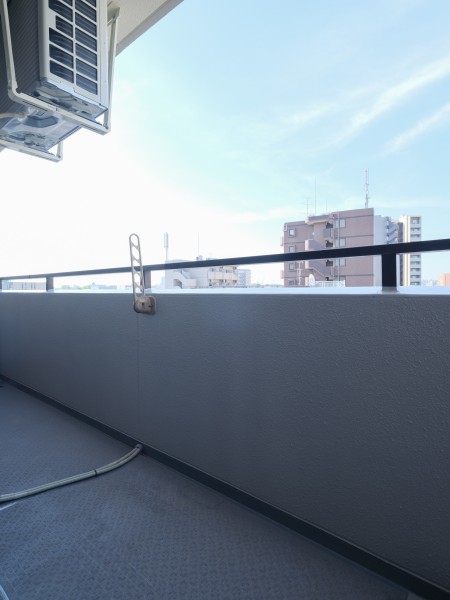 リビングダイニングに隣接したバルコニーです。心がほっとするような光と心地よい風を感じ、日々をアップデートできそうです。