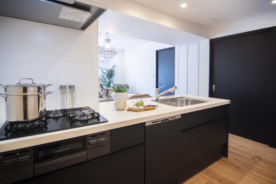 開放的なオープンキッチンは、住まいと暮らしにフィットするデザイン性と機能性を兼ね備えています。先進と開放の豊かな共存を満喫できる空間です。