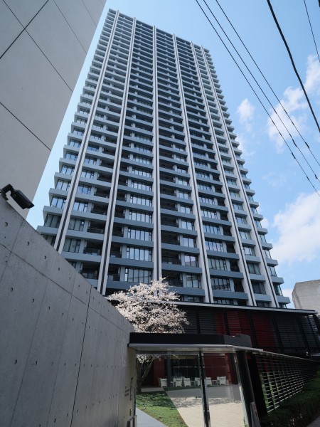 安心の免震構造を採用した地上31階建てタワーレジデンスです。『池袋』駅に徒歩6分でアクセスできる充実した住環境が整い、コンシェルジュサービスや専用トランクルームなどがご利用いただけます。