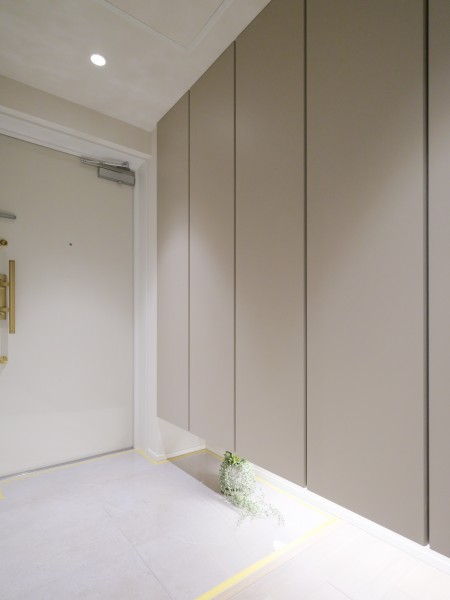 フットライトの光が格調高い雰囲気を醸し出す玄関です。頼もしい収納力をもつシューズボックスが備わっているため、足元のスペースをすっきり綺麗に保てます。