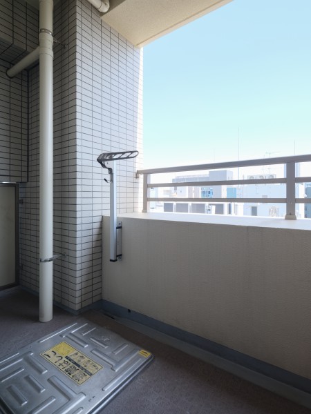 南東向きで採光の取れたバルコニーです。暮らしの中で大切な光と風を演出してくれる居心地の良い空間です。