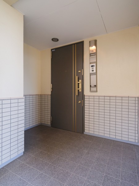 玄関前にはプライバシー性の高いアルコーブが設けられているため、人の目を気にすることなく安心してお住まいいただけます。